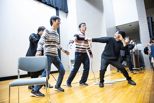 ボーダーシャツもバーコードリーダーで読めば楽器になる。講義を受けていた学生のシャツからも音が出た!