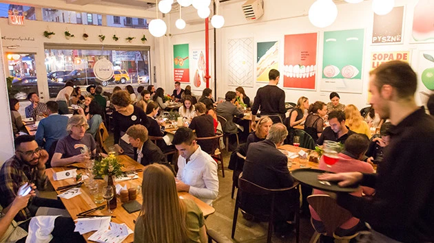 グーグルの翻訳アプリの北米プロモーションとして、英語ではない50ヶ国語でメニューが書かれたレストランを期間限定で開店