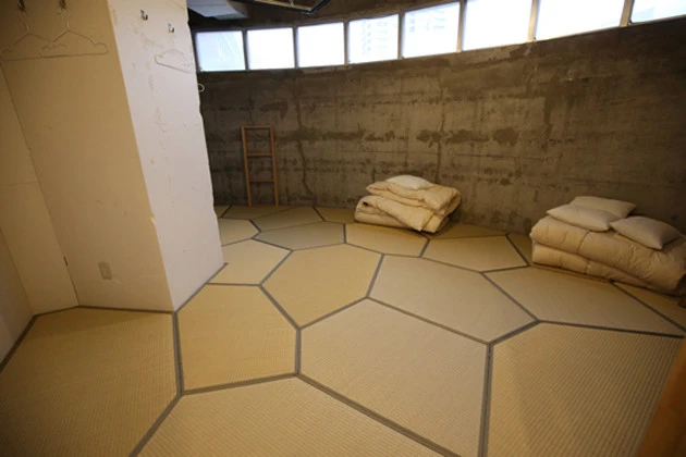 「ヴォロノイ畳」がきれいに敷きつめられた福岡・北九州のデザインホテル「タンガテーブル」の部屋。畳の製作には３Ｄスキャンが使われ、現地には一度も行かずに完成したという