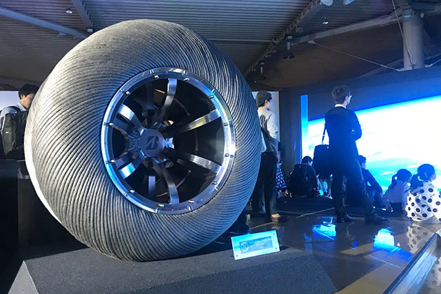 月面探査車用のタイヤは、月の砂漠でゴムにも負けないグリップ力を発揮させるため、スチールでできている