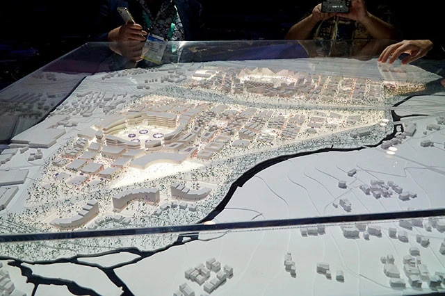 「CES2020」のトヨタブースに設置されていた実験都市の模型を、冷ややかに眺めるプレスも多かったとか
