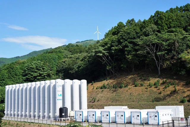 ２０１７年、静岡県で実証実験が行なわれていた圧縮空気エネルギー貯蔵（ＣＡＥＳ）の施設。左のタンクに圧縮空気をためる。現在、施設は撤去されている（提供／神戸製鋼所）