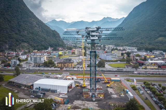 エナジー・ボールト社が手がける巨大クレーンを使った蓄電システム。再エネで作った電気で３対のクレーンを操り、巨大なブロックを積み上げて位置エネルギーをためる。上の写真はブロックを積み上げる前の状態