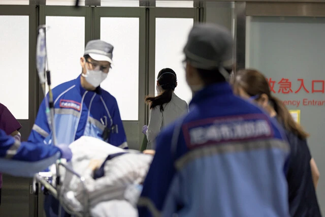 救命救急に運ばれてくる女性の患者。新型コロナに罹患しているかどうかもわからないため、医師や看護師は感染症対策をとって対応しなければならない