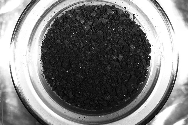 リュウグウの砂。岡山大などが発表した論文では、砂０．０５５ｇから２３種のアミノ酸を確認。イソロイシンやバリンのほか、うまみ成分のグルタミン酸なども見つかった