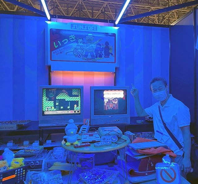 9月に開催された「東京ゲームショウ2022」に出展したサンソフト。そこには究極のおじさんホイホイとも呼べる「80年代のゲーム部屋」を再現。ブラウン管テレビや懐かし系のハードやゲーム、さらに超巨大カートリッジも制作してしまう本気っぷり。サンソフトさん、おじさん大歓喜のツボを刺激するのがうますぎ！
