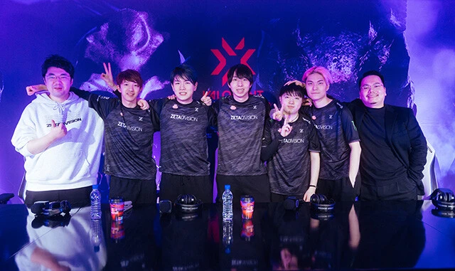 「ＺＥＴＡ ＤＩＶＩＳＩＯＮ」ＶＡＬＯＲＡＮＴ部門のチームメイト。２６歳のＬａｚ選手（左から３人目）は最年長の大黒柱だ