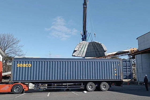 外壁などの部材は工場で加工し、建築現場へ運ぶ！