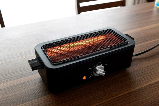 YAMAZEN 減煙電気七輪 ESR-Q100 側面ヒーター加熱式で煙や油ハネを大幅に抑えた卓上電気七輪。火力は保温から高温まで自在に調節可能。コンパクトサイズかつお手入れもラクチンなのでひとり飲みにも! 5980円