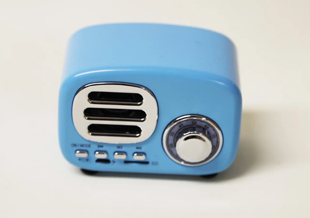 ダイソー Bluetoothスピーカー レトロタイプ かわいいデザインの実力派。ブルートゥース5.0対応、MP3再生用マイクロSD端子搭載、4.5時間再生可能なバッテリー、充電用USBケーブルまで付属。それで770円。恐るべし!