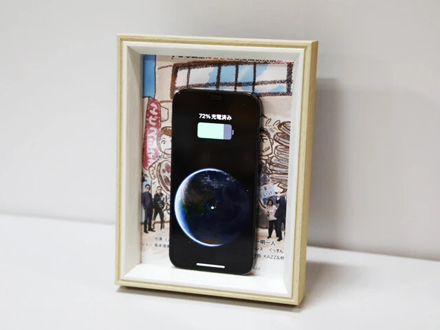 RELAX iFrame スマホを置けばワイヤレス充電器&スピーカーに。そうでないときはお気に入りの写真やイラストをセットしてフォトフレームに。部屋になじみまくるアイデア製品。4950円
