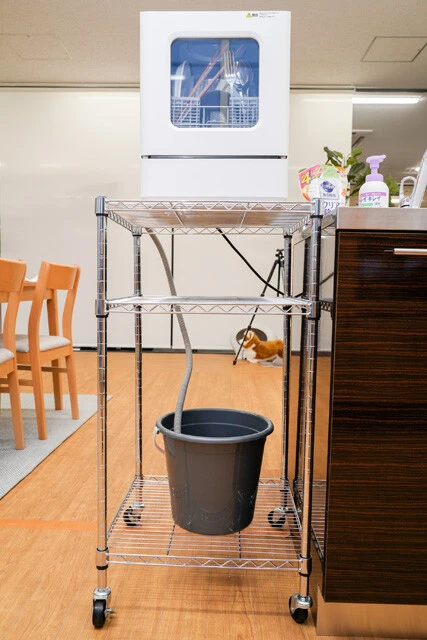 サンコー ラクアmini ミニマムボディ&水道・排水工事いらずで、賃貸住宅のひとり暮らしでも使える食洗機。洗浄用の水を本体に入れてスタートし、写真のように排水はバケツで受けることも可能。2万4000円