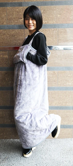 YAMAZEN 「電気着る毛布くるみケット」YAPP-40AC/YKAPP-40AC 着用できる毛布というべきか、着たまま動けるこたつというべきか。一回着たら脱ぎたくなくなる暖かさ。真冬の災害グッズにも。1万1800円