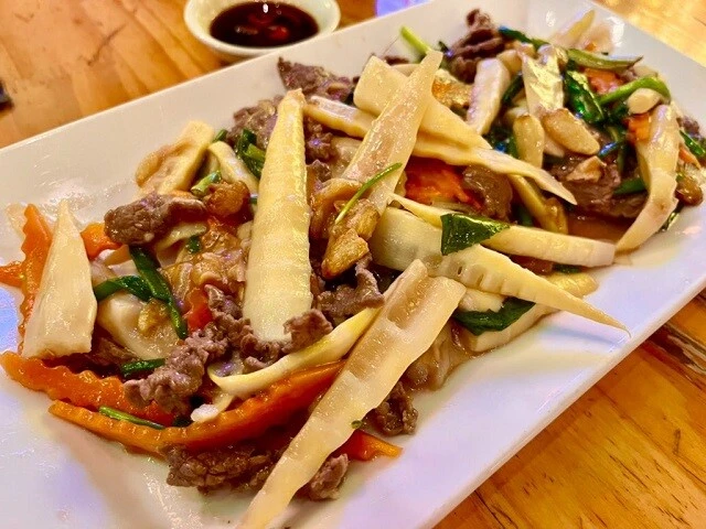 水牛とたけのこのオイスターソース炒め（うまい）