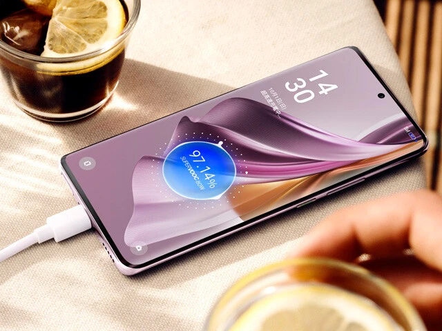 こちらは28分でフル充電できる神ジューデン機能搭載の端末。6.7インチの大画面を搭載しつつ、本体重量を約185g、厚さ約7.9㎜に抑え、とにかくホールド感が優秀。これは文字入力、動画視聴など日常使いで激オススメです！