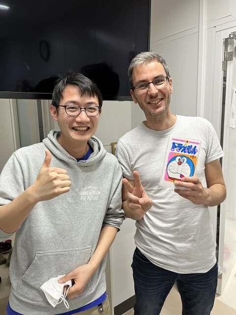 2022年、東京の筆者のラボにて。ラボメンバーとダニエル。ダニエルはドラえもんが好きらしい