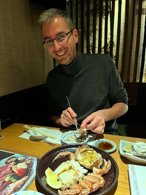 2022年12月、札幌にて。ダニエルは、海産物は苦手のようで、毛蟹もほとんど食べなかった......