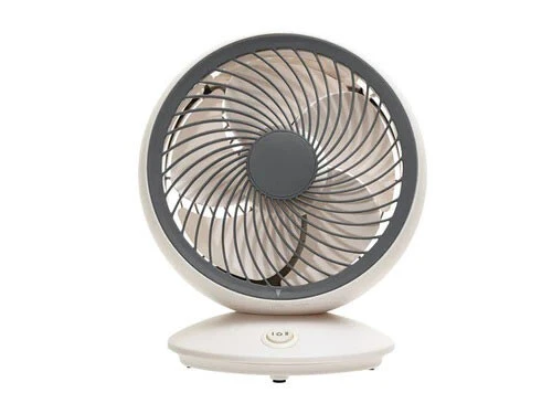 USB式サーキュレーター　1000円（税込1100円）必要十分な風量の小型サーキュレーター。手動で最大90度（つまり真上向き）までの角度調整も可能だ