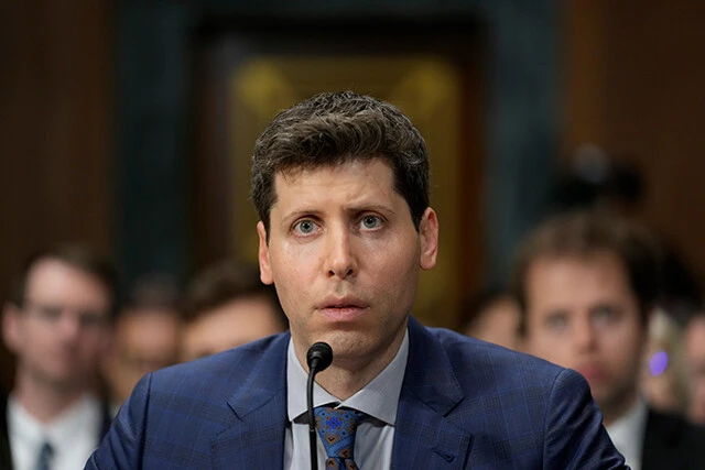 OpenAIからの【解任→復帰】騒動の主人公、同社の創業者であるサム・アルトマンさん。解任後に同社を訪れたときにはゲスト用パスを首からぶら下げた姿をＸ（旧Twitter）へ投稿。その後、マイクロソフト入りが発表されるも、21日にはOpenAIへ電撃復帰！　どうしてこうなった!?