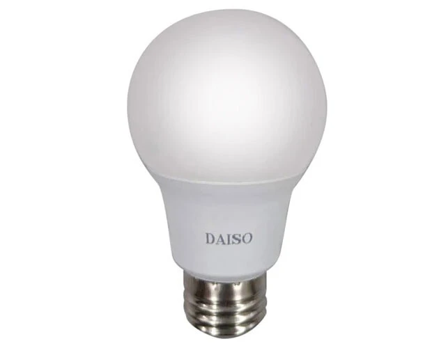 LED電球（40W相当、20000H、昼白色／電球色）100円（税込110円）近年、最も価格破壊が進んだ製品といってもいいLED電球。その先頭を猛ダッシュするダイソーは100円まで来た！