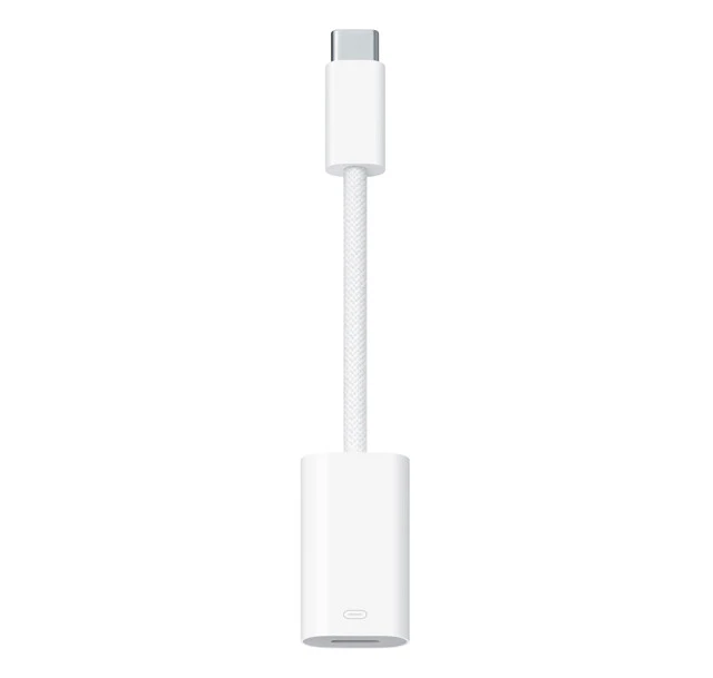 USB-C- Lightningアダプタ　Apple／4780円　これまで使用してきたジンバルや録音機器などを、iPhone 15シリーズに接続するには【USB-C→Lightning】の変換アダプタが必須アイテム。変換アダプタのメーカーによっては相性問題で認識されない場合もあり、純正商品が安心安全です！