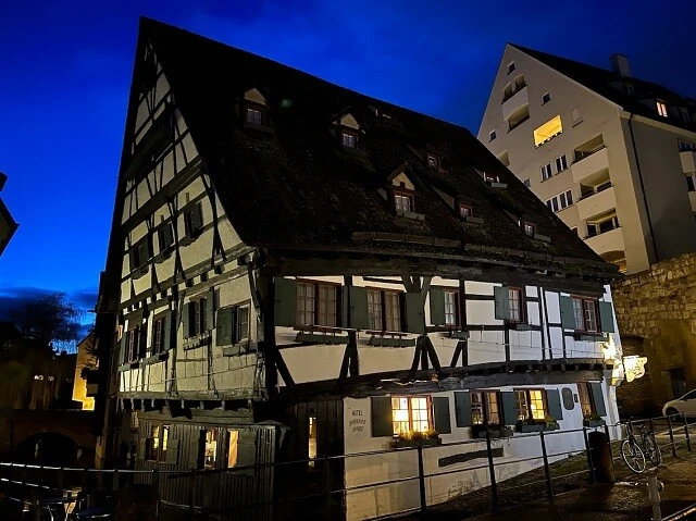 「Schiefes Haus」という名前のホテル。写真ではわかりづらいが、めちゃくちゃ歪んでいた