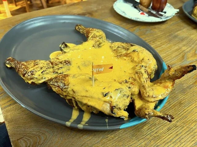 「ペリペリソース」のかけられた鶏のロースト。「ペリペリソース」は南アフリカではポピュラーなソースらしく、市販もされていた。少し酸味があるけどコクがある、おいしいソース