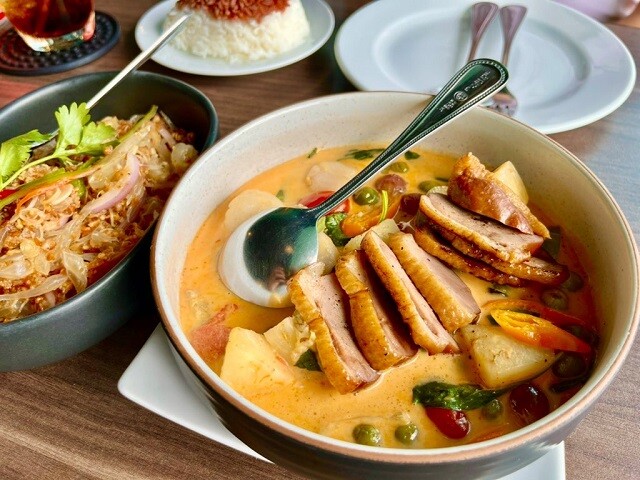 Sさんとランチで食べた、グレープフルーツ入りのサラダ（左）と鴨ロース入りカレー（右）