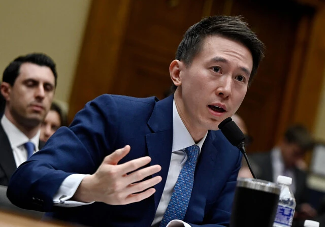 3月23日、TikTokの運営会社バイトダンスの周受資CEOはアメリカ下院の公聴会に出席。民主・共和両党の議員からフルボッコにされる事態に！　その前日にはTikTok禁止に反対するインフルエンサーたちがホワイトハウス前で抗議デモを行なった