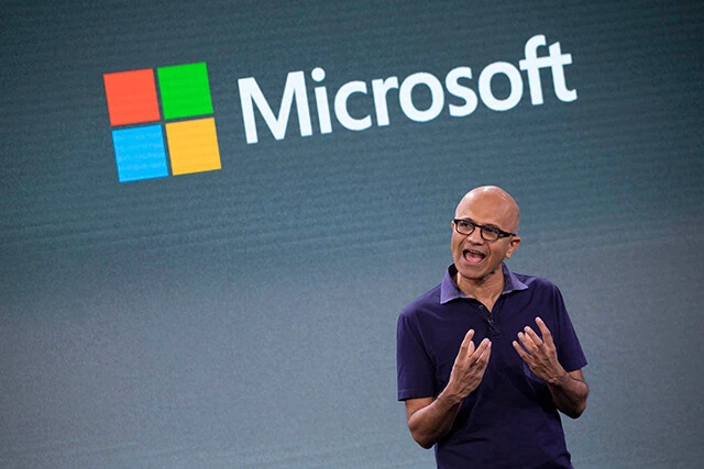 OpenAIから解任されたアルトマンさんと、彼を慕う超有能エンジニアたちの受け入れを表明したマイクロソフトのサティア・ナデラCEO。ビル・ゲイツさん、スティーブ・バルマーさんに次いで、2014年からマイクロソフトCEOに就任。現在のクラウド事業を主軸とするマイクロソフトの無双体制を築き上げた超有能CEO