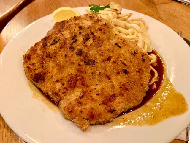 シュニッツェル。薄肉のカツレツのようなドイツ料理