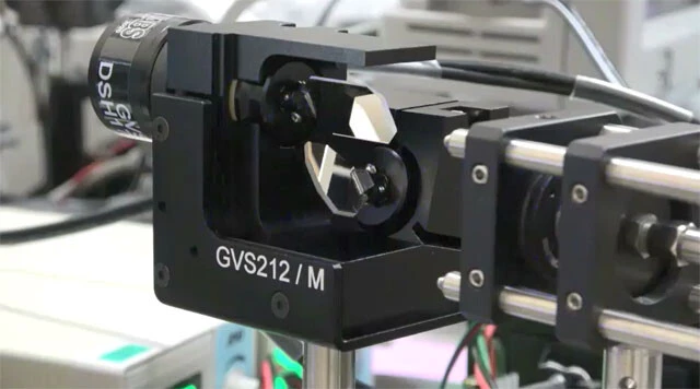 正面から見たガルバノミラー。レーザー光は、2枚のガルバノミラーの角度を素早く動かして反射させることで、標的に照準を合わせて発射する