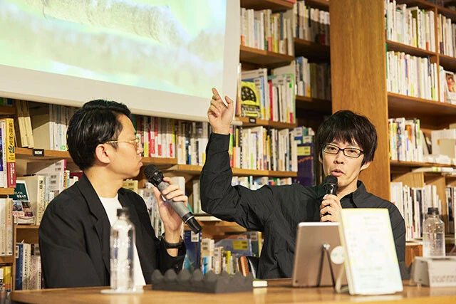 平日にもかかわらず、会場は異例の満員に。現地にはバードウォッチ好きや『動物たちは何をしゃべっているのか？』の読者のほか、言語の研究者も複数人いた。