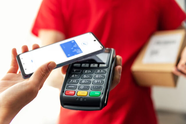 これまで15万円前後が中心だったフォルダブルだが、こちらは一括でもアンダー13万円。展開した状態で6.9インチの大画面ディスプレーが出現し、キャリアモデルなのでおサイフケータイや防水防塵にもしっかり対応。さらに今なら端末購入プログラムや各種割引を併用すれば最安1万円以下でも入手できる超得端末！