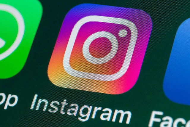 Instagramは、2010年にリリースされた写真共有SNS。その後、ストーリーズやライブ配信、通話機能なども追加され、若年層を中心に世界で10億人以上が利用している。2012年にFacebookによって買収され、現在はMeta(旧Facebook)の傘下にある