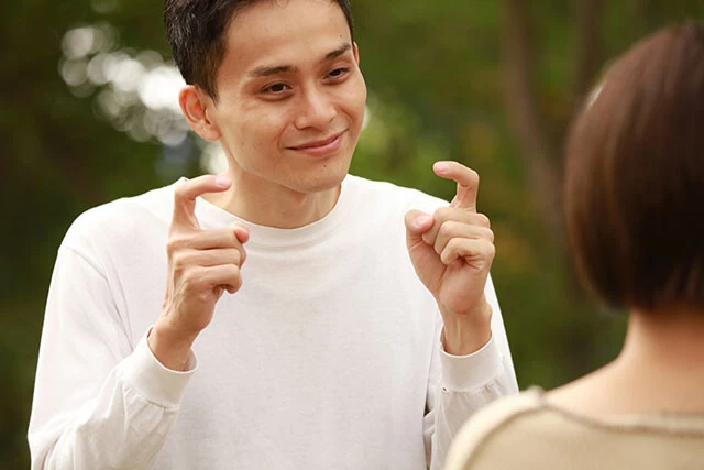 手話は音声言語と比べて単純だと誤解している人も多いが、実際には音声言語と同程度に複雑な文法を持つ。ちなみに、日本語と日本手話の文法はまったく異なる