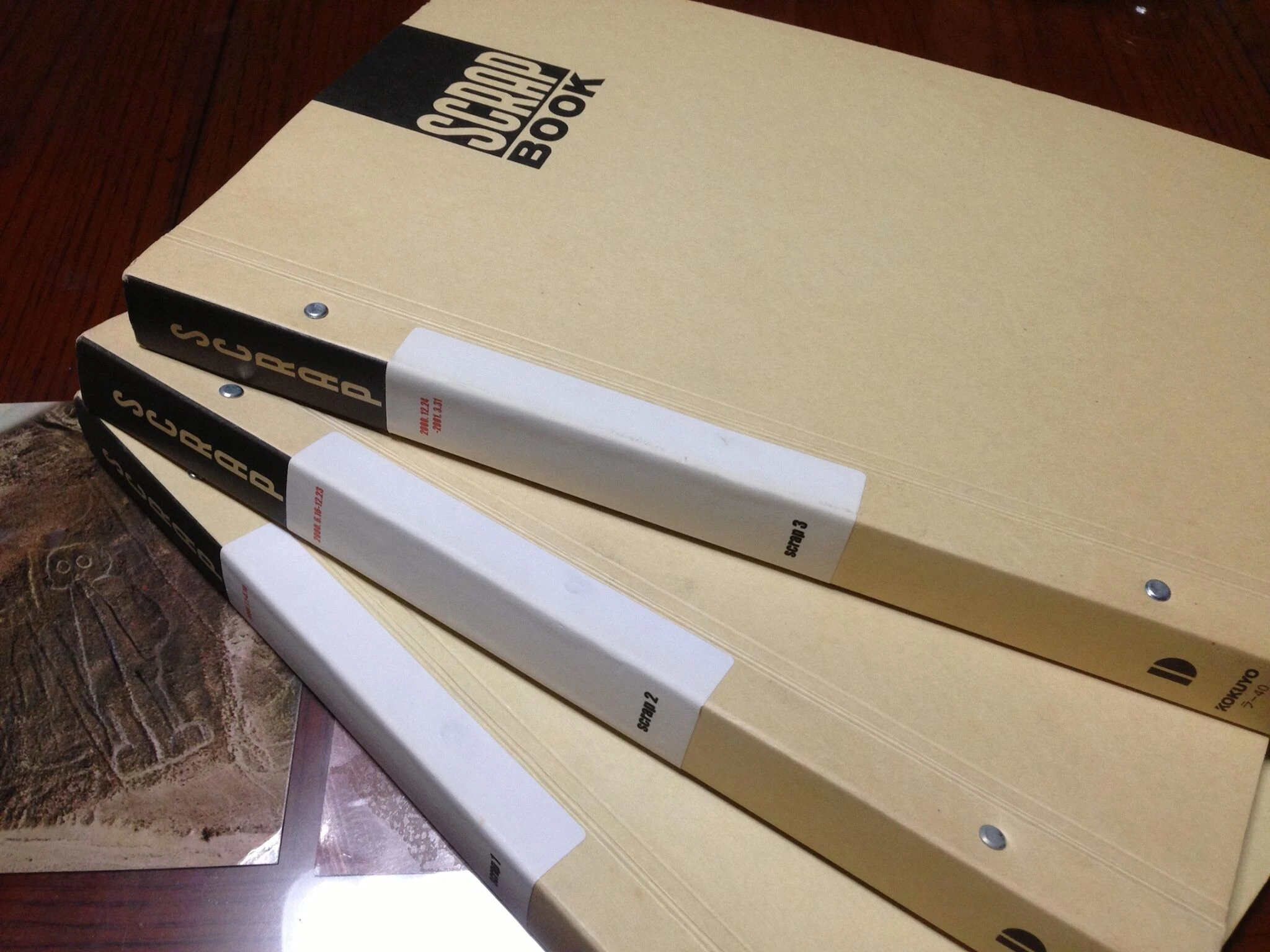 生命科学に関する気になるトピックの新聞記事を切り抜きし、スクラップブックにまとめていた