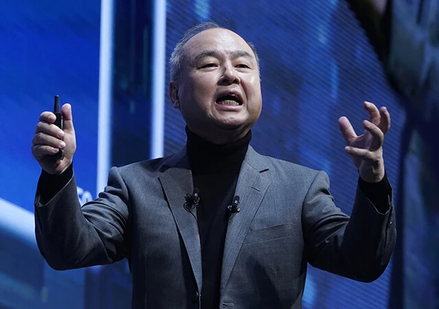 「ソフトバンクワールド2023」で講演する孫正義ソフトバンクグループ会長兼社長。チャットGPTを使っていない人は「人生を悔い改めたほうがいい」と語った