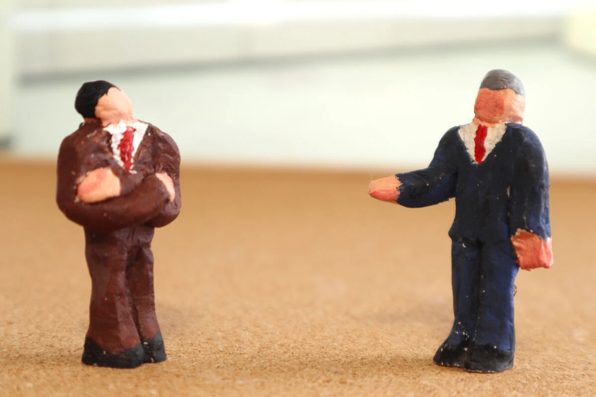 自分では素晴らしい提案だと確信していたのに、上司や他部署に思いもよらないツッコミをされ撃沈......。そんなリスクを事前に想定しておくためにChatGPTを使うことも可能