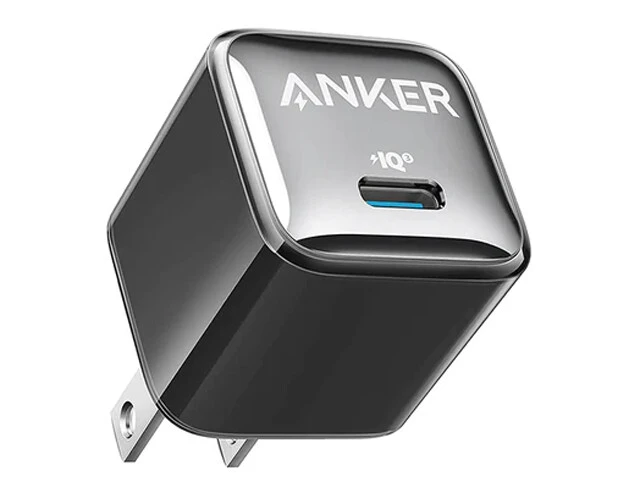 Anker Nano Charger（20W）　アンカー・ジャパン／1690円　iPhone 15で急速充電が行なえ、本体重量はわずか約３４ｇという圧倒的なコンパクト設計。さらに安価という完璧充電器。15 Proシリーズの場合はこれより出力の大きい充電器にも対応しているので、そちらを選ぶのが正解です！