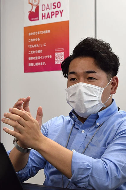 企画から開発まで手がける大創産業 商品本部 商品2部 バイヤーの松延希氏。「最近はSNSのバズからヒットが生まれる」とのこと