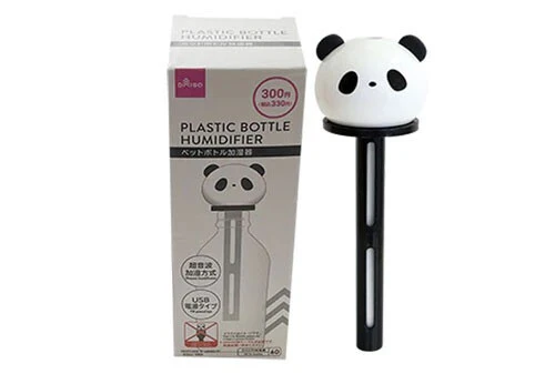 ペットボトル加湿器（パンダ2）300円（税込330円）水入りペットボトルに挿すだけでOKな卓上加湿器。ほかにシンプルデザインやハスキー犬版などシリーズ多彩