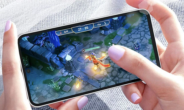 『原神』などの3Dゲームを快適に楽しめるチップセット、6.4インチの大画面を搭載するエンタメ用途に強いモデル。独自のAI機能での写真加工、そして画像内の文章のテキスト化など日常で使える機能も満載！