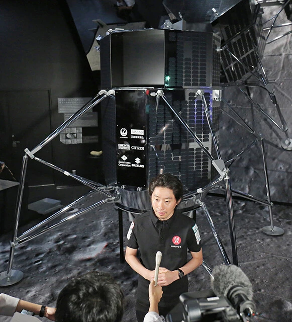 今年4月、民間初の月面着陸に挑んだ日本発宇宙スタートアップ企業「ispace」のCEO袴田武史氏とその月着陸船