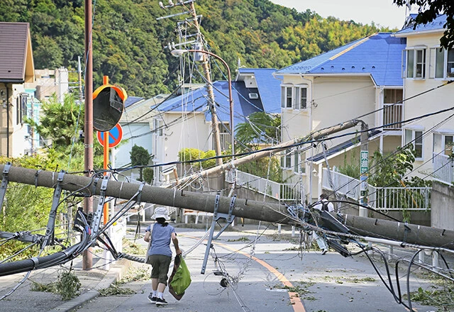 各種通信施設の建設、その用地、局舎、電柱など電電公社時代に税金を投入して設備投資されたものも多いことを、3社は問題視している。また、災害時の電柱の修復、過疎部などにあまねく通信サービスを提供できるかも課題となってくる