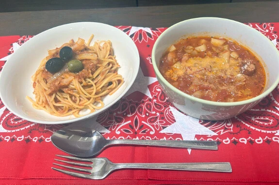 ChatGPTに提案されたレシピどおりに作った、トマトパスタとミネストローネ。味は申し分なく、大満足!