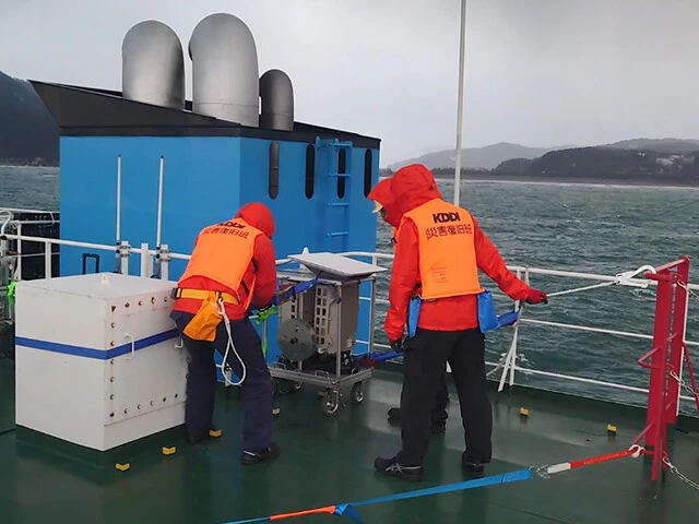 能登半島地震ではNTTドコモとKDDIが共同で運営する船上基地局が展開。こちらにもStarlinkを活用した衛星基地局システムが構築されている。現状、衛星通信はStarlink一強となっているが、続々と宇宙開発企業が参入して各国のキャリアとタッグを組んでいる