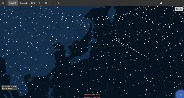 Starlinkは衛星コンステレーションを行ない世界中の通信をカバー　現在5000基前後の衛星が高度約550㎞の上空で稼働中のStarlink。衛星のリアルタイム位置はブラウザで「Live Starlink Satellite and Coverage Map」と検索すると確認できる