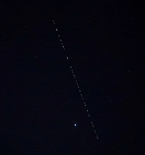 YouTubeやインスタには、同一軌道上で衛星が連携する、衛星コンステレーションを行なうStarlinkの動画や写真も多数公開!