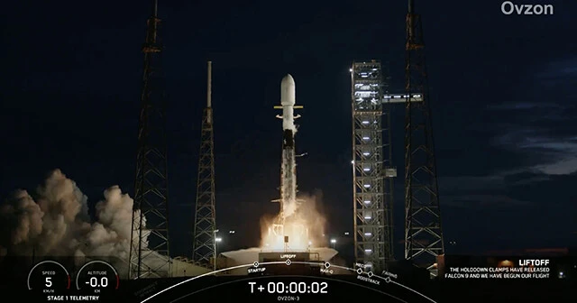 KDDIとスペースＸは昨年8月の提携以降、衛星通信に関する技術協力が万全の態勢となり、移動基地局車や船上基地局などにもStarlinkを連携させて運用。1月3日にはスペースXが新衛星基地局を搭載した次世代Starlinkの打ち上げに成功。これにより衛星とスマホのSMSによる直接通信の実験にも成功している